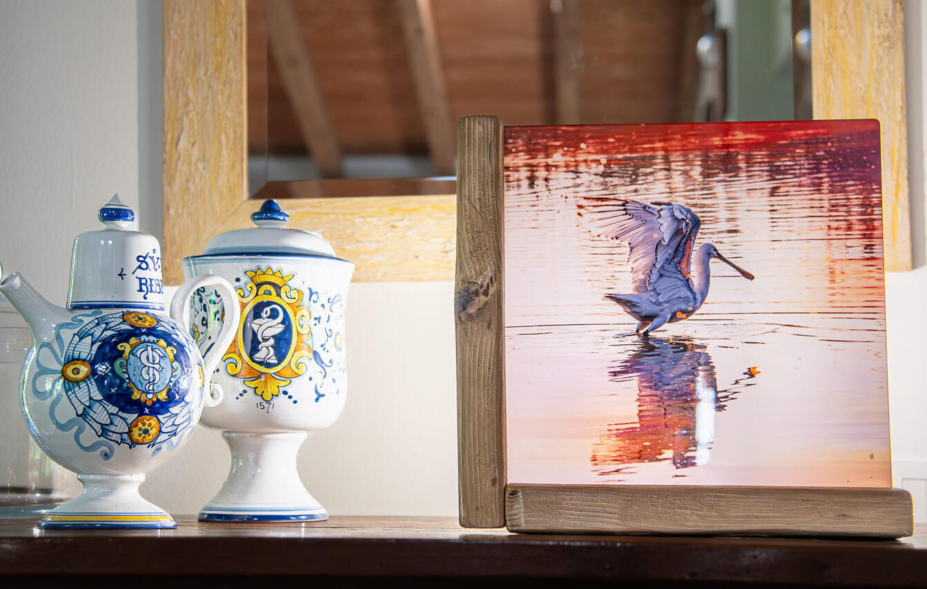 Complementi di arredo con foto in plexiglass e materiale di riciclo